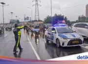 Manchmal dürfen Motorräder die mautpflichtige Straße passieren, weil die normale Straße überschwemmt ist