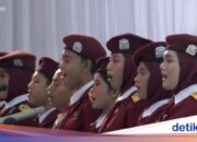 Die Schüler der Volksschule sind glücklich und erleichtert, vor Prabowo erscheinen zu können