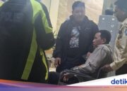 Autos fahren in die entgegengesetzte Richtung und schleifen Motorräder in Bekasi, was zu Mob-Angriffen führt