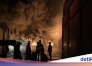 Sandalenfabrik in Medan brennt, seit 6 Stunden ist das Feuer nicht gelöscht