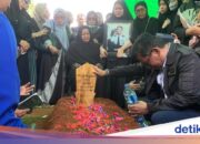 Das Schluchzen der Familie begleitet die Beerdigung von Farhans Leichnam, dem Copiloten der ATR 42-500