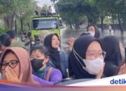 Geschichten von Arbeitern, die bei Überschwemmungen und Staus in Daan Mogot viele freundliche Menschen trafen