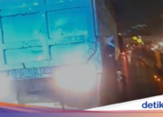 Seien Sie vorsichtig, auf dem Jl Letjen MT Haryono, Süd-Jakarta, in Richtung Cawang steht ein LKW mit geplatztem Reifen