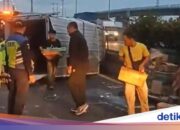 Auf der mautpflichtigen Straße Wiyoto Wiyono in Richtung Priok platzte der Reifen eines Kastenwagens und überschlug sich