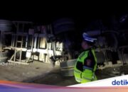 Holztransporter in Pandeglang während Nanjak umgekippt, angeblich überladen