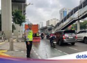 Müllwagen liegt in Gatsu Richtung Kuningan liegengeblieben, starker Verkehr