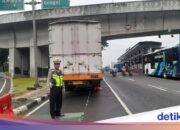 LKW hat in Richtung Semanggi nach Slipi eine Panne, immer noch in Abschleppposition