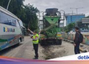 Der Molen-Lastwagen geriet außer Kontrolle und prallte gegen einen Straßenteiler auf Jl Yos Sudarso, Nord-Jakarta