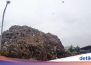 Anwohner sagen, dass die Müllberge auf dem Hauptmarkt von Kramat Jati chronisch seien