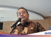 Ranos Witz richtete sich an die Maduresen-Gemeinschaft, die sich für den Rasuna Said-Einschienenbahnmast interessiert