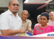 Andre Rosiade verteilt 1.000 Grundnahrungsmittelpakete an Einwohner von Pasaman