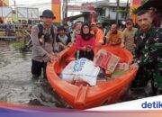 Pegangsaan Dua Nord-Jakarta ist immer noch überschwemmt, Bewohner erreichen das Dorf mit Booten